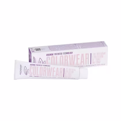 A imagem mostra uma embalagem e um tubo do tonalizante "Colorwear". A embalagem é predominantemente branca com detalhes em lilás e o nome do produto em letras grandes na cor rosa claro.