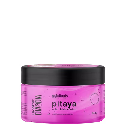 O produto apresentado é um esfoliante corporal da marca Labotrat, com o nome "pitaya + ác. hialurônico" impresso no rótulo. A embalagem é um pote preto com tampa, contendo um produto de cor rosa vibrante.