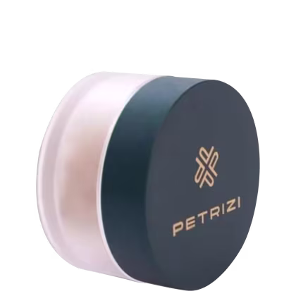 Embalagem cilíndrica do pó facial translucido da Petrizi Makeup. Logotipo da marca em dourado visível na embalagem.