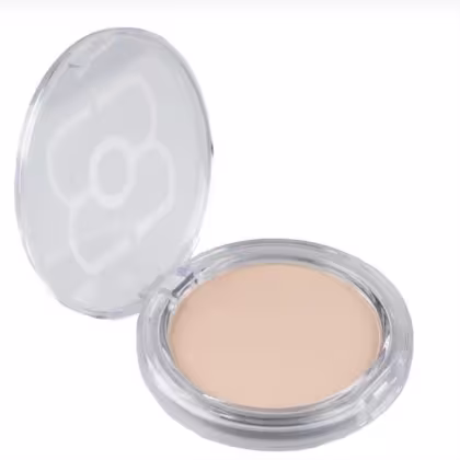 Pó compacto facial em embalagem plástica transparente redonda com tampa articulada. A base do pó tem cor bege claro e textura prensada uniforme. Não há rótulos ou textos visíveis na embalagem.