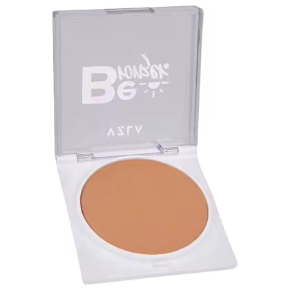 Pó compacto de maquiagem da marca Bonsoir, em embalagem plástica transparente com logotipo branco. Produto de cor laranja-clara, com acabamento liso e uniforme.