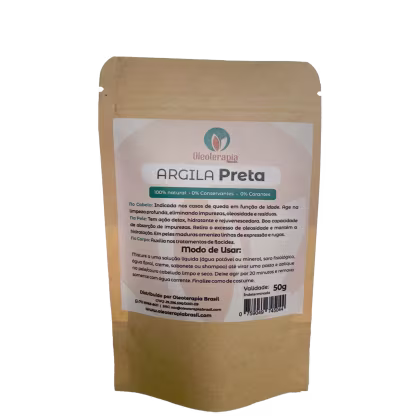 A imagem mostra uma embalagem de papel kraft da Argila Preta. O rótulo apresenta algumas informações como benefícios, modo de uso e sinaliza que o pacote tem 50g