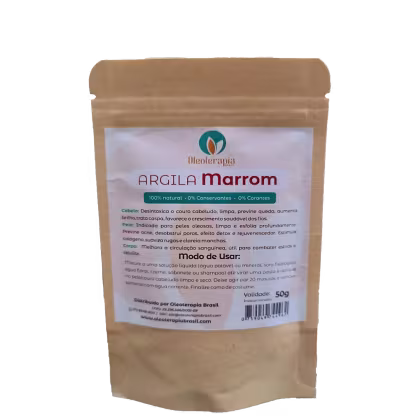 A imagem mostra uma embalagem de papel kraft da argila marrom da marca Oleoterapia Brasil. O rótulo traz informações sobre a argila, como peso líquido de 50g. O pacote marrom tem um design simples, exibindo o logotipo da Oleoterapia.
