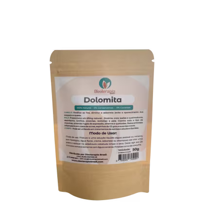 A imagem mostra uma embalagem de papel kraft da Dolomita em Pó. O rótulo apresenta algumas informações como benefícios, modo de uso e sinaliza que o pacote tem 50g