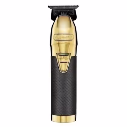 É um aparador de cabelo da marca BaByliss Pro. O produto tem um design preto e dourado. O corpo principal é preto com uma textura entrelaçada. A parte superior e a lâmina são douradas metálicas. O nome "BaByliss Pro" está gravado na parte dourada.
