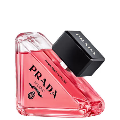 Frasco de perfume Prada Paradox Intense, com design triangular em vidro vermelho translúcido e embalagem preta com logotipo da marca. Produto de beleza da linha Prada.