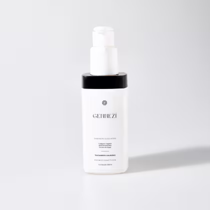 A imagem mostra um frasco branco de plástico contendo um produto da linha Gennezi. O nome "Gennezi" está impresso em letras pretas na parte frontal do frasco. O tamanho do frasco indicado é de 120ml.