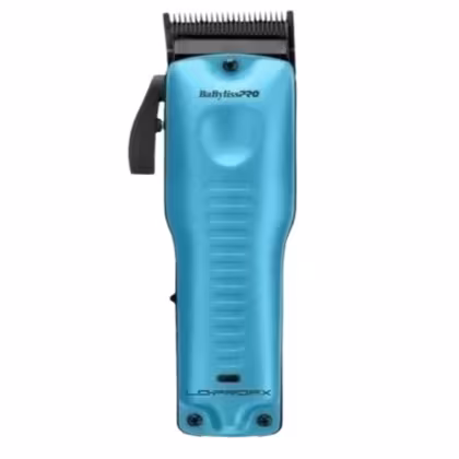 Máquina de cortar cabelo BaBylissPRO. Corpo principal azul brilhante. Lâmina de corte preta na parte superior. Logotipo "BaBylissPRO" impresso no corpo. Aparência compacta e projetada para uso profissional em salões de beleza e barbearias.