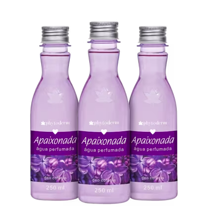 Três garrafas transparentes com líquido lilás e rótulo roxo com letras brancas.