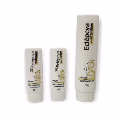 A imagem mostra três produtos da marca Eclépcya. São três tubos cilíndricos de plástico branco, sendo um maior e dois menores. O maior é um sérum sobrancelha de 10g, enquanto os dois menores são um brow alinhador de 4g e um brow neutralize de 4g.