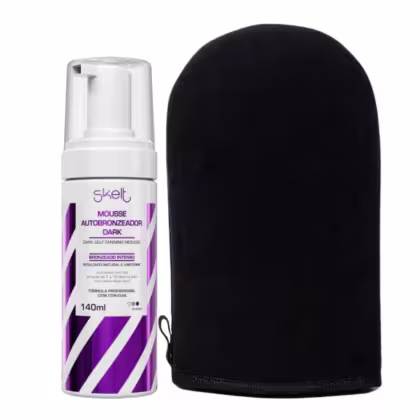 Mousse autobronzeador dark da marca Skelt, em embalagem plástica branca com detalhes em roxo, acompanhado de uma luva de aplicação preta.