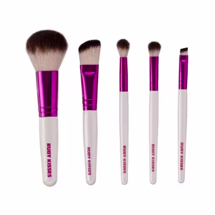 A imagem mostra cinco pincéis de maquiagem com cabo branco, detalhe rosa cromado e cerdas brancas com pontas escuras.