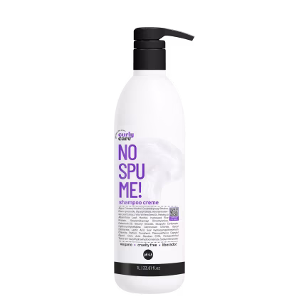 Produto de cuidados para cabelos cacheados, shampoo creme "No Spu Me!" da marca Curly Care. Embalagem plástica branca opaca com detalhes em preto.