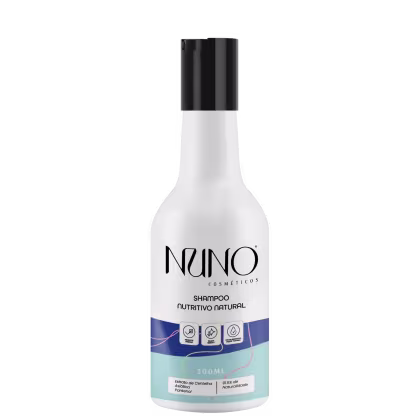 A imagem mostra um shampoo da marca Nuno Cosméticos. Ele é branco com detalhes pretos na tampa e no rótulo. O frasco exibe símbolos indicando que é vegano e não testado em animais. Sua capacidade é de 300ml
