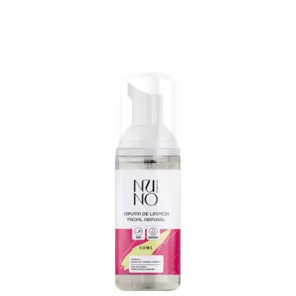 A imagem mostra um frasco transparente da espuma de limpeza facial da Nuno. O frasco tem um aplicador na parte superior e indica 50ml do produto. O rótulo apresenta cor branca com letras pretas e imagens gráficas abstratas em tons de rosa e amarelo.