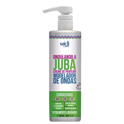 Creme de pentear modelador de ondas. Embalagem plástica branca com bomba dosadora. Rótulo com texto em português destacando as curvaturas 2A, 2B e 2C para as quais é indicado. Cores predominantes são branco, verde, roxo e azul.