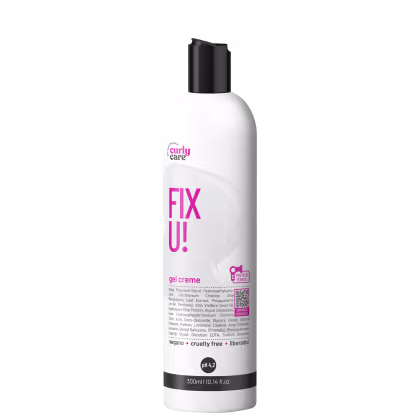 Produto de cuidado capilar da marca Curly Care. Frasco plástico branco com tampa preta. Rótulo com o nome "Fix U!" em letras grandes e rosa, e "gel creme" em letras menores abaixo.