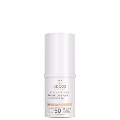 Protetor solar stick mineral Adcos, embalagem cilíndrica branca. Rótulo com texto "Fotoproteção Diária Protetor Solar Stick Mineral Translúcido FPS UVB 50 Alta Proteção FP-UVA 18". Produto de fotoproteção diária em formato stick para aplicação tópica.