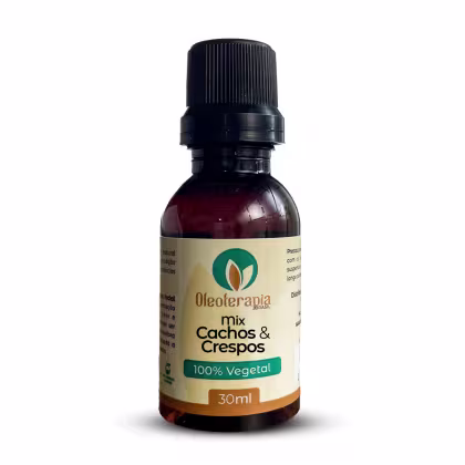 O produto apresentado é um frasco de 30ml da linha "Mix Cachos & Crespos" da marca Oleoterapia Brasil. O frasco possui um design cilíndrico com tampa preta e rótulo verde e amarelo, indicando que se trata de um produto 100% vegetal.