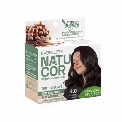 A imagem mostra caixa da Tintura Embelleze Natucor 4.0 Castanho Médio. Traz tons de verde e branco e exibe a foto de uma modelo sorridente com cabelos longos e escuros. Destaca ser uma Fórmula Vegana, suave sem amônia, sem chumbo e sem água oxigenada