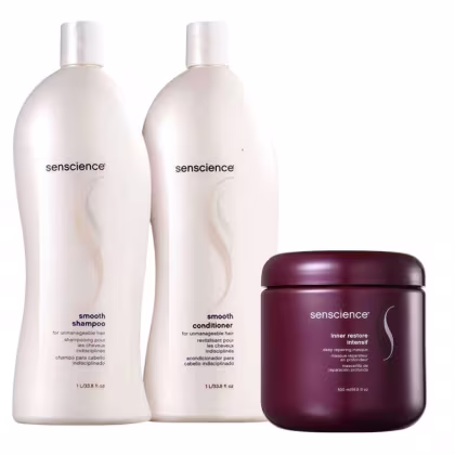 A imagem mostra três produtos da marca Senscience: dois frascos de shampoo e condicionador e um pote de máscara capilar.