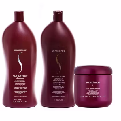 A imagem mostra dois frascos grandes de plástico em tom vinho o contendo shampoo e condicionador. Ao lado está um pote redondo de plástico vinho.