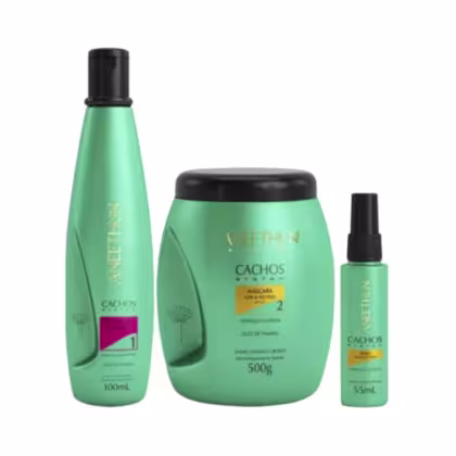 A imagem mostra um kit com shampoo, pote redondo de máscara e um óleo capilar. Ambos os frascos são cilíndricos na cor verde claro com detalhes coloridos.