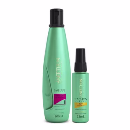 A imagem mostra um kit com shampoo e um óleo capilar. Ambos os frascos são cilíndricos na cor verde claro com detalhes coloridos.