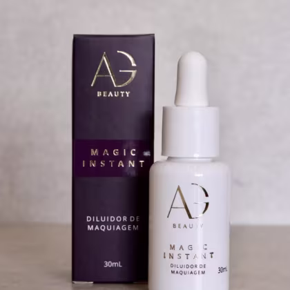 Diluidorde maquiagem da marca Alyce Gontijo, chamado "Magic Instant". O texto na caixa e no frasco indica que se trata de um produto para diluir e preparar a maquiagem.