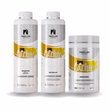 Produtos de tratamento capilar da linha Spa dos Cachos da marca TreeLiss Profissional. Dois frascos de 1 litro cada, um contendo shampoo de limpeza profunda e outro um tratamento bio relax. Uma embalagem de 1kg contendo uma máscara neutralizante.