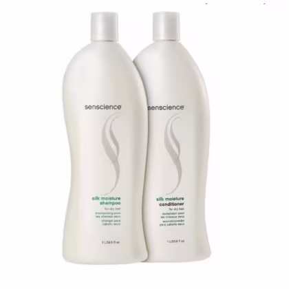 A imagem mostra dois frascos plásticos brancos de shampoo e condicionador da marca Senscience. Os frascos têm formato cilíndrico e tampas brancas.
