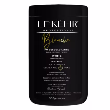 A imagem mostra um pó descolorante de tonalidade branca da linha de produtos capilares Le'Kéfir. O frasco é preto, tem 500g de conteúdo e traz a linha destacada no tom dourado e as demais informações na cor branca.
