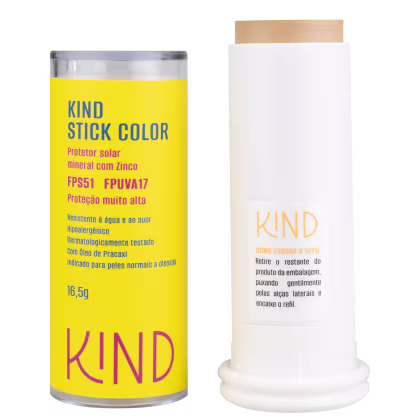 A imagem mostra o protetor solar aberto, com a tampa do lado esquerdo, cilíndrica e amarela com informações do tipo de produto, volumetria e marca. Do lado direito, o bastão do produto, todo branco com um adesivo de instruções de como trocar o refil.
