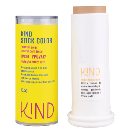 A imagem mostra o protetor solar aberto, com a tampa do lado esquerdo, cilíndrica e amarela com informações do tipo de produto, volumetria e marca. Do lado direito, o bastão do produto, todo branco com um adesivo de instruções de como trocar o refil.