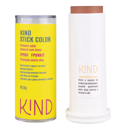 A imagem mostra o protetor solar aberto, com a tampa do lado esquerdo, cilíndrica e amarela com informações do tipo de produto, volumetria e marca. Do lado direito, o bastão do produto, todo branco com um adesivo de instruções de como trocar o refil.