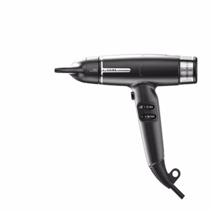 A imagem mostra o secador de cabelo da marca GA.MA Italy. Ele possui corpo preto metálico com detalhes prateados, bico concentrador de ar preto achatado e direcional. Painel de controle com botões e configurações de temperatura. Cabo preto flexível.