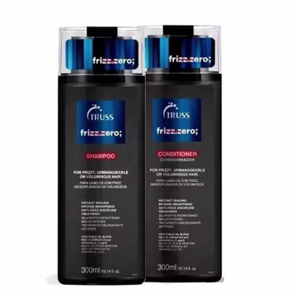 A imagem apresenta um shampoo e um condicionador, ambos com embalagens plásticas pretas de 300ml. Os frascos possuem um detalhe azul claro com o nome da linha "Frizz Zero" e o logo da Truss.