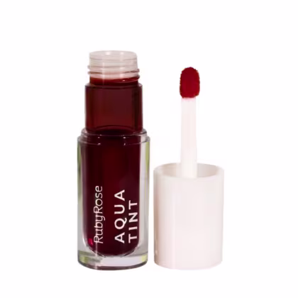 Lip tint Ruby Rose em um tom vermelho escuro. Ao lado do frasco o seu aplicador.