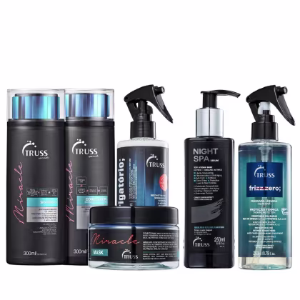 A imagem mostra uma linha de produtos para cabelos da marca Truss. Há vários frascos e embalagens de diferentes tipos de produtos capilares dessa marca dispostos na imagem em preto.