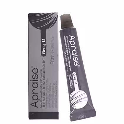 Produto de coloração para cílios e sobrancelhas. Há uma caixa retangular cinza com o logotipo "Apraise" e detalhes do produto em texto preto e branco. Ao lado, está um tubo plástico cinza escuro contendo a tinta.
