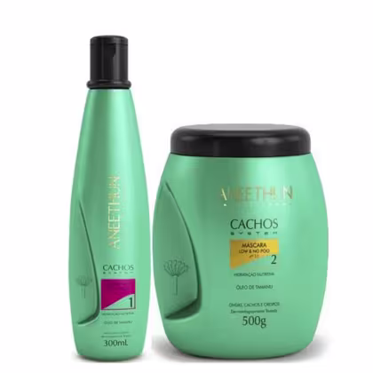 A imagem mostra um kit com dois produtos, sendo um frasco cilíndrico com o shampoo e um pote redondo de máscara. Ambos possuem uma cor verde clara.