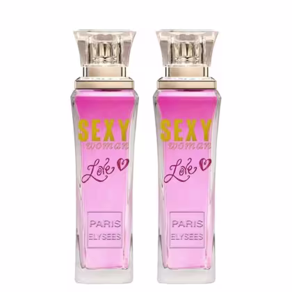 São dois frascos de perfume da marca Paris Elysees. Os frascos são retangulares e transparentes, com tampas douradas. Na frente dos frascos, está escrito "SEXY woman" em letras amarelas maiúsculas, seguido de "Love" com um coração vermelho.