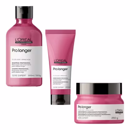 A imagem mostra 3 produtos da linha Pro Longer da L'Oréal Professionnel. Um shampoo em uma embalagem plástica rosa de 300ml. Outro é um condicionador em um tubo rosa de 300g. O terceiro é uma máscara capilar em um pote rosa de 250g.