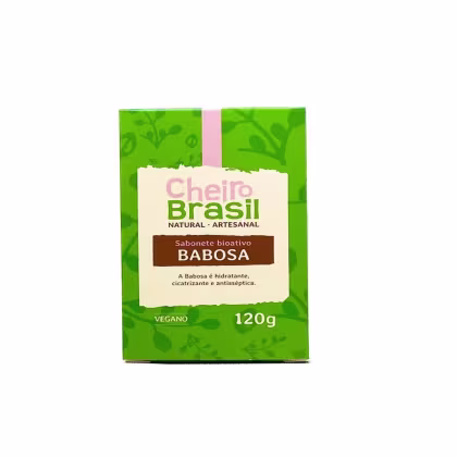 Sabonete da marca Cheiro Brasil. Embalagem retangular de papelão verde com estampa de folhagens. Rótulo central indicando o nome e a descrição "A Babosa é hidratante, cicatrizante e antisséptica". Informações adicionais como peso de 120g e selo vegano.