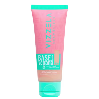 Tubo de base vegana de maquiagem da marca Vizzela, com embalagem rosa e verde, contendo informações sobre ser livre de crueldade e parabenos.