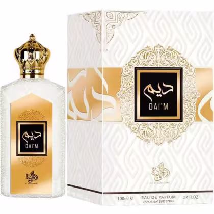 Perfume em frasco de vidro transparente com tampa dourada em forma de coroa. Caixa branca com detalhes em dourado e preto, exibindo o nome "Dai'm" em caligrafia árabe. Embalagem com padrões ornamentais e arabescos em tons dourados e brancos.