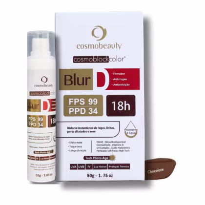 O produto exibido é um bloco de maquiagem da marca Cosmobeauty, chamado Cosmoblockcolor Blur. A embalagem é uma caixa branca com detalhes em dourado e vermelho, contendo informações sobre o produto, como FPS 99, PPD 34 e duração de 18 horas.