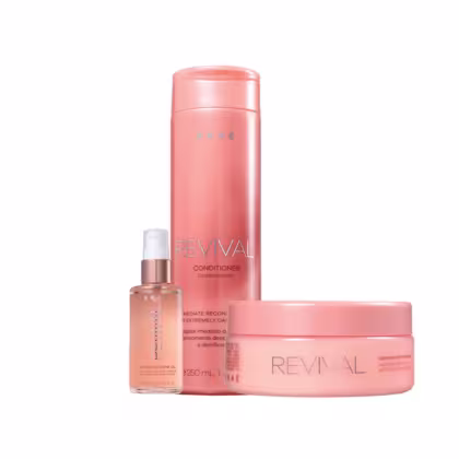 Três produtos da linha Revival da marca Braé: um frasco de óleo, um frasco de condicionador e um pote de creme, todos em tons de rosa e laranja.