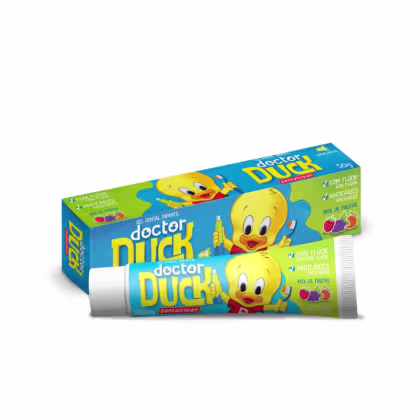 O produto apresentado é um gel dental infantil da marca Dentalclean Doctor Duck. A embalagem é uma caixa retangular com cores vibrantes - azul, amarelo e verde. Na parte frontal, há a ilustração de um patinho amarelo sorridente, que é o mascote da marca.