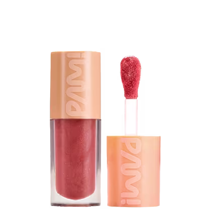 A imagem mostra o gloss labial da marca Pam! By Pamella. Seu tubo é transparente e permite ver sua cor marrom vibrante. Ao lado tem seu aplicador na mesma tonalidade. Ambos ostentam o logotipo PAM estampado na tampa laranja.